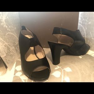 Black opened toe shoes